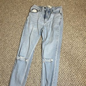 Abercrombie Mom Jean size 26/2 never worn but doesn’t have tags MOM JEAN